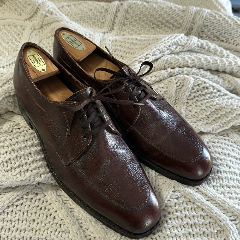 The Florsheim Shoe men’s brown dress shoes with cedar shoe trees size 9.5